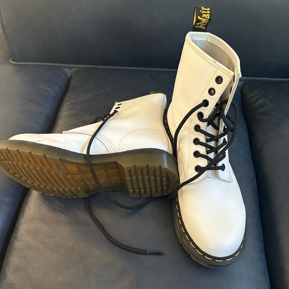 Dr. Martens Women's 1460 Smooth Leather White Boot Size 7 - Picture 3 of 5